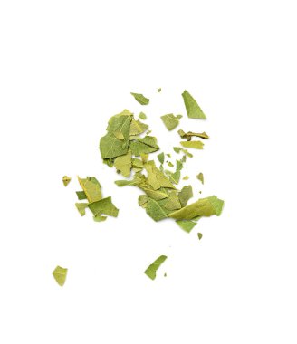 Dry Bay Yaprakları Tozu, Ezilmiş Laurel Yaprağı, Parçalanmış Kırık Bayrak Yaprağı, Kokulu Parçalar, Ezilmiş Aromatik Baharat, Kuru Koyak Yaprakları Kırıntıları Beyaz Arkaplanda İzole Edilmiş
