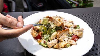 Sezar Salatası, Yeşil Marul Salatası Tavuk ve Parmesan Peyniri, Sezar Salatası Kapanışı