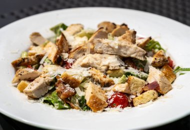 Sezar Salatası, Yeşil Marul Salatası Tavuk ve Parmesan Peyniri, Sezar Salatası Kapanışı