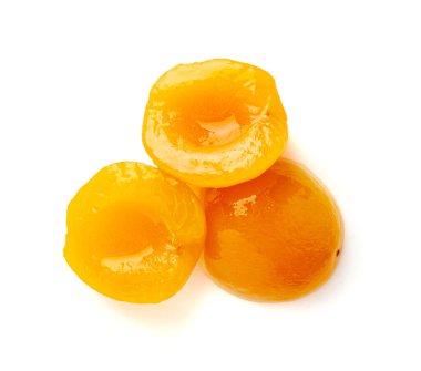 Konserve Şeftali Yığını İzole Edilmiş, Şerbetli Kayısı Yarısı, Sarı Meyve Tatlısı, Konserve Nektarin Komplosu, Beyaz Arkaplanda Portakal Kabuklu Şeftali Dilimleri