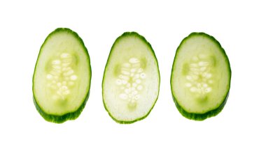 İzole edilmiş salatalık, yuvarlak salatalık dilimleri, salata için yeşil sebze dilimleri, sağlıklı doğal bitki parçaları, beyaz arka planda kesilmiş makro salatalıklar.