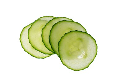 İzole edilmiş salatalık, yuvarlak salatalık dilimleri, salata için yeşil sebze dilimleri, sağlıklı doğal bitki parçaları, beyaz arka planda kesilmiş makro salatalıklar.