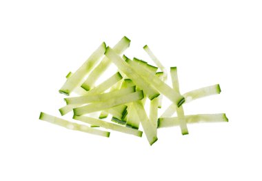 İzole edilmiş salatalık, salatalık dilimleri, salata için yeşil sebze dilimleri, sağlıklı doğal bitki parçaları, beyaz arka planda kesilmiş makro salatalıklar.