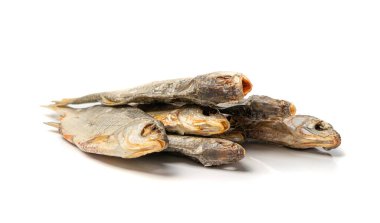 Kuru hamamböceği, izole edilmiş tuzlu balık, kurutulmuş yakut, kurutulmuş vobla, taranka birası aperatifi, tuzlanmış ve kurutulmuş balık, hazır hamamböceği deniz ürünleri, beyaz arka planda hamamböceği sazanı