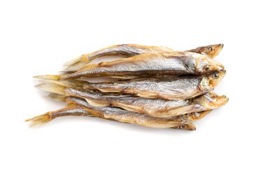 Kuru eritme, tuzlanmış küçük ringa, kurutulmuş sardalya, tuzlanmış eritme, bira aperatifleri, kurutulmuş ançüez, kurutulmuş bütün balıklar kurutulmuş kurutulmuş kurutulmuş et, beyaz arka planda stoklanmış balık şarküteri.