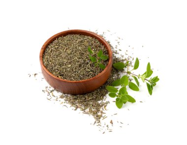 Kuru kekik, kuru mermer, kekik yığını, ezilmiş kekik çeşnisi, kekik yaprakları, beyaz arka planda biberiye ve baharatlar.