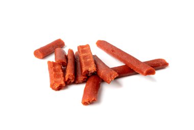 Kurutulmuş kurutulmuş balık eti, kurutulmuş deniz ürünleri, Hake Stockfish, kurutulmuş Pollock 'un küçük parçaları, bira atıştırmalıkları, beyaz arka planda kurutulmuş balık filetosu.