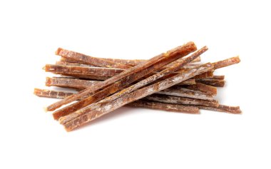 Kurutulmuş kurutulmuş balık eti, kurutulmuş deniz ürünleri, Hake Stockfish, kurutulmuş Pollock 'un küçük parçaları, bira atıştırmalıkları, beyaz arka planda kurutulmuş balık filetosu.