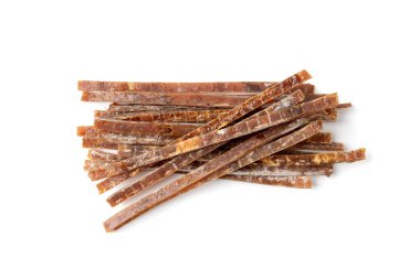 Kurutulmuş kurutulmuş balık eti, kurutulmuş deniz ürünleri, Hake Stockfish, kurutulmuş Pollock 'un küçük parçaları, bira atıştırmalıkları, beyaz arka planda kurutulmuş balık filetosu.