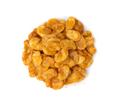 Kızarmış fasulye atıştırmalığı izole edilmiş, kızarmış vicia faba, baharatlı bakla, salata için çıtır fasulye cipsi ya da beyaz arka planda yemek.