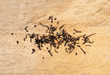 Lezzetli Kara Çay Yaprakları Yaprakları, Yüksek Kaliteli Meyve ve Çiçekli Siyah Çay Yığını, Dağılmış Organik Hint İçeceği, Ahşap Arkaplanda Siyah Çay Yaprakları Üst Görüş