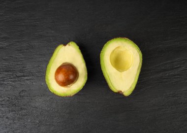 Hass Avokado Yarısı, Tüm Sharwil Seti, Kahverengi Avokado Kesimi, Taze Timsah Armudu, Guacamole Malzemesi, Persea Americana Avokado Meyvesi