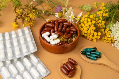 Bitkisel İlaçlar, Doğa İlaçları, Bitki Kapsülleri, Vitamin Mineral İlaçları, Sağlıklı Multivitamin İlaçları, Naturopati Hapları, İlaç ve Çiçeklerle çevrili Beslenme İlaçları