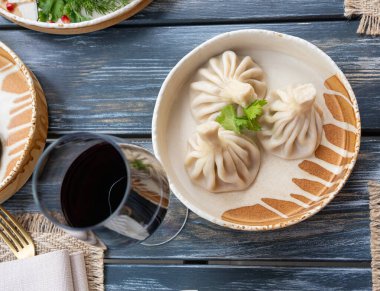 Gürcü khinkali, kıyma chinkali, baharatlı hamur köfteleri ayrıca gamsum, momo, jiaozi, manti, pierogi, wonton veya khinkali olarak da adlandırılır.