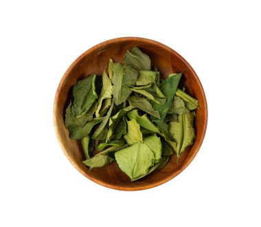 Tayland kireç kuru yaprakları izole edilmiş, kireç, kireç veya histriks yaprak yığını, kaffir limon kuru lahanası, Güneydoğu Asya baharatları, beyaz arka planda Tom yer elması çorbası malzemesi.