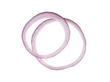 Taze kesilmiş kırmızı soğan izole edilmiş. Beyaz arkaplan görünümünde ham mor soğan halkaları seti veya arpacık dilimleri koleksiyonu