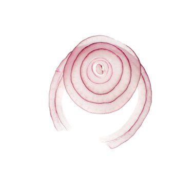 Taze kesilmiş kırmızı soğan izole edilmiş. Beyaz arkaplan görünümünde ham mor soğan halkaları seti veya arpacık dilimleri koleksiyonu