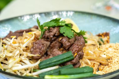 Pad Thai, phat thai, ya da phad tha Asya eriştesi, tavuklu Çin pilavı, Tayland restoranında et, güneşli bir yaz gününde kapalı.