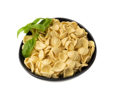 Bowl 'da çiğ Orecchiette Makarna, Ev Yapımı Kuru Makarna, İtalyan Recchietedde, Çiğ Erişte, Beyaz Arkaplan' da Orecchiette Makarna