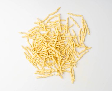Çiğ Trofie Pasta Yığını İzole, Kuru İtalyan Makarnası, Geleneksel Ceneviz Yemeği, Çiğ Erişte, Modern Ligurya Mutfağı, Beyaz Arkaplanda Trofie Makarnası