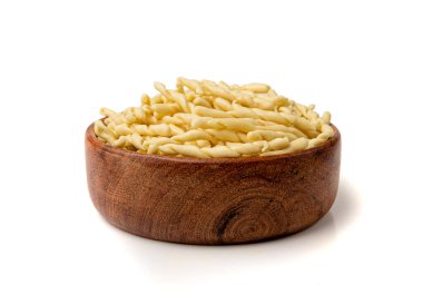 Bowl 'daki çiğ trofie Makarnası, Kuru İtalyan Makarnası, Geleneksel Ceneviz Yemeği, Çiğ Erişte, Modern Ligurian Mutfağı, Beyaz Arkaplanda Trofie Makarnası