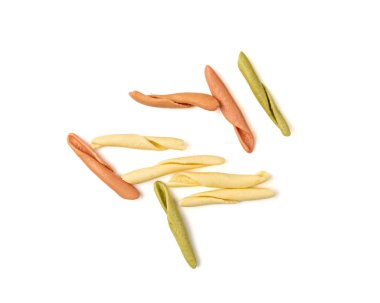 Çiğ Trofie Pasta Yığını İzole Edilmiş, Kuru Renkli İtalyan Makarnası, Geleneksel Genoa Gıda, Çiğ Erişte Karışımı, Modern Ligurian Mutfağı, Sarı, Kırmızı ve Yeşil Trofie Makarnası Beyaz Arkaplanda