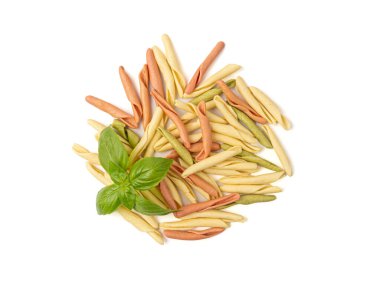 Çiğ Trofie Pasta Yığını İzole Edilmiş, Kuru Renkli İtalyan Makarnası, Geleneksel Genoa Gıda, Çiğ Erişte Karışımı, Modern Ligurian Mutfağı, Sarı, Kırmızı ve Yeşil Trofie Makarnası Beyaz Arkaplanda