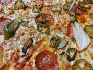 Sıcak İtalyan Pizzası, Yeşil Jalapeno Biber ve Soğanlı Jambon Pizzası, Chili Pepper ve Mozzarella Peyniri, Geleneksel İtalyan Düz Ekmeği