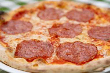 Restoran Tabağında Pepperoni Pizza, Domatesli Macro Salami Pizza ve Açık Cafe 'de Mozzarella Peyniri, Bulanık Arkaplanda Geleneksel İtalyan Düz Ekmek Dokusu, Seçici Odaklanma