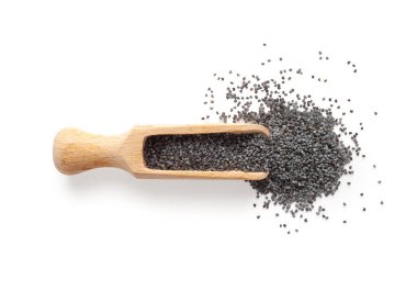 Haşhaş tohumu yalıtılmış, ahşap kepçedeki mavi haşhaş tohumu, küçük aşçılık tohumları, küçük tohumlar, küçük tohumlar, aşçılık için yağ tohumu, beyaz arka planda haşhaş tohumu.