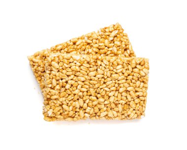 Kabarık pirinç çubuğu yalıtılmış, tatlı kozinaki buğday gevreği parçacıkları, şekerli gevrek bar, sağlıklı patlamış mısır gevreği, beyaz arka planda pilav.