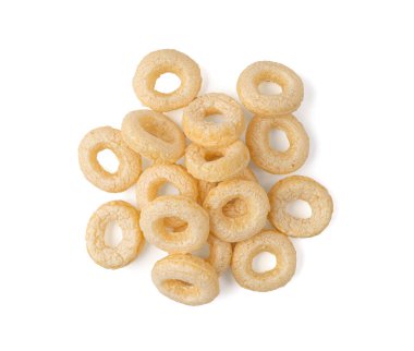 Mısır gevreği halkaları izole, kahvaltı pirinç halkaları, mısır gevrekleri beyaz arka planda atıştırmalıklar