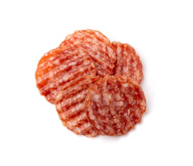 Soyutlanmış salam cipsi, dilimlenmiş sosis dilimleri, dilimlenmiş kuru sucuk, ince sosisler, pepperonili pizza malzemesi üst manzara, beyaz arka plan.