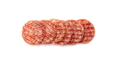 Soyutlanmış salam cipsi, dilimlenmiş sosis dilimleri, dilimlenmiş kuru sucuk, ince sosisler, pepperonili pizza malzemesi üst manzara, beyaz arka plan.