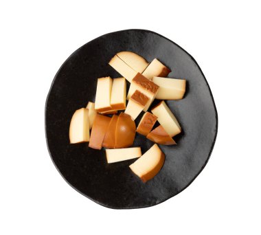 Tütsülenmiş Yuvarlak Peynir Kesikleri İzole edilmiş Tabakta, Deve Sütü Peyniri, Dağ Atıştırması, Koyun Sütü Ürünleri, Beyaz Arkaplanda Tütsülenmiş Peynir