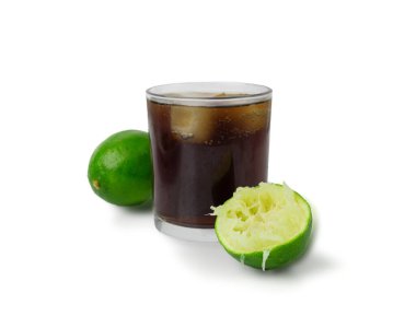 Kola viski kokteyli, Küba limonlu rom, kola ve limon, beyaz arka planda yarım yeşil limon sıkma, yanma sembolü, uzun süre buzlu içki yapmak.