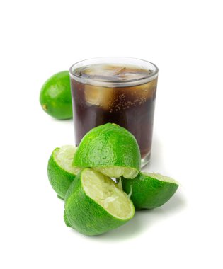 Kola viski kokteyli, Küba limonlu rom, kola ve limon, beyaz arka planda yarım yeşil limon sıkma, yanma sembolü, uzun süre buzlu içki yapmak.