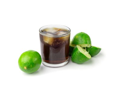 Kola viski kokteyli, Küba limonlu rom, kola ve limon, beyaz arka planda yarım yeşil limon sıkma, yanma sembolü, uzun süre buzlu içki yapmak.