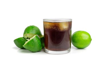 Kola viski kokteyli, Küba limonlu rom, kola ve limon, beyaz arka planda yarım yeşil limon sıkma, yanma sembolü, uzun süre buzlu içki yapmak.