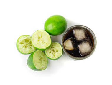 Kola viski kokteyli, Küba limonlu rom, kola ve limon, beyaz arka planda yarım yeşil limon sıkma, yanma sembolü, uzun süre buzlu içki yapmak.