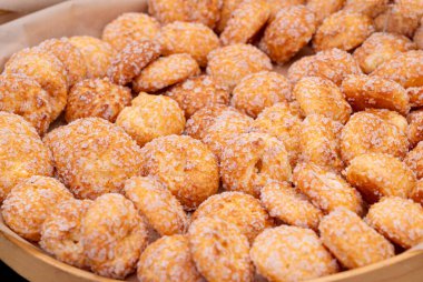 Puf böreği, yuvarlak şeker kaplı puf puf, altın gevrek fırında tatlı, geleneksel Fransız pastanesi, tatlı bisküvileri, karamelize şekerli yuvarlak kurabiyeler.