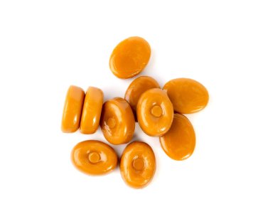 Karamelli şekerler izole, karamel, yuvarlak süt şekerlemesi, esmer şeker, beyaz arkaplanda küçük karamel şekerlemeler