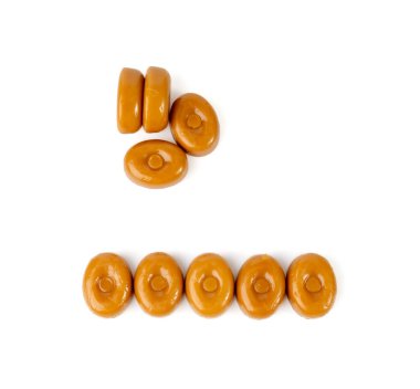 Karamelli şekerler izole, karamel, yuvarlak süt şekerlemesi, esmer şeker, beyaz arkaplanda küçük karamel şekerlemeler