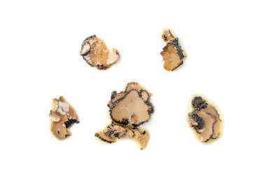 Mantar Dilimleri İzole Edildi, Yağda Gurme Tuber Melanosporum Mantar Parçaları, Konserve Siyah Yer Mantarı, Beyaz Arkaplanda Aroma Baharat Mantarı