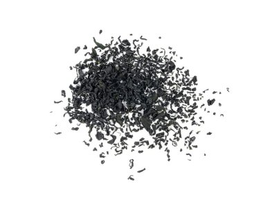 Wakame deniz yosunu parçaları izole edilmiş, yenilebilir çiğ yosun, kuru undaria pinnatifida sağlıklı yiyecek yosunu, beyaz arka planda yenilebilir yosun