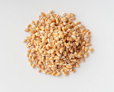 İzole edilmiş buğday taneleri, Arpa Yığını, Ekmek İçin Kuru Gevrek Tohumları, Spelta Sağlıklı Organik Gıda, Beyaz Arkaplan Üst Görünümlü Buğday Taneleri