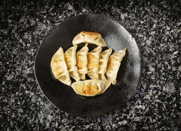 Gyoza Çin mantısı Top View, Sebzeli Jiaozi, Tavuk Momo Pile, Asya Gyoza Porsiyonu Yukarıdan Siyah Arkaplan Görünümü