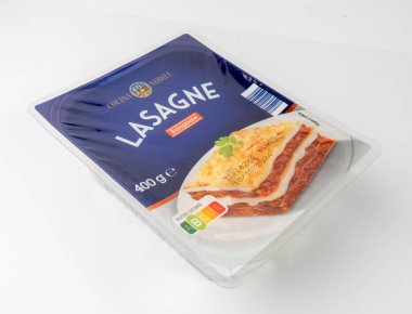 Varşova, Polonya, 24 Eylül, 2024 Cucina Nobile marka lazanya paketi ısıtma için, lazanya bölümü alüminyum folyo tepsisi, alüminyum kap, uçak yemeği, editoryal görüntü