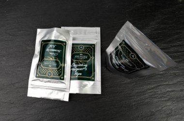 Varşova, Polonya, 24 Eylül 2024 saat 5 'te kahve ve çay dükkanlarında saat 5' te. Polonya 'nın en kaliteli çay ve kahvesi, şarküteri ve aksesuarlar, editör imajı.