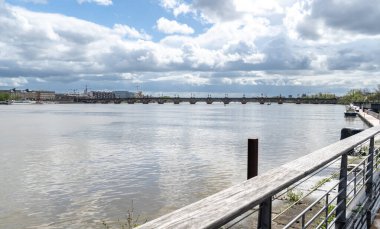 Bordeaux, Fransa, 17 Nisan 2024: Bahar yağmurundan sonra Garonne Nehri seti, Bordeaux manzarası, tarihi binalar, parklar, Fransa sokakları, eski Avrupa kenti, editoryal görüntü